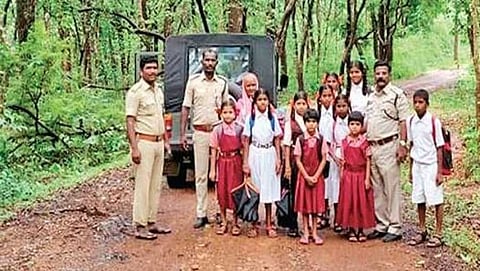 ಅರಣ್ಯ ಇಲಾಖೆ ಸಿಬ್ಬಂದಿಯೊಂದಿಗೆ ಗ್ರಾಮಗಳ ಮಕ್ಕಳು ಶಾಲೆಗೆ ಹೋಗುತ್ತಿರುವುದು