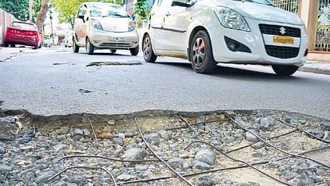 ಗುಂಡಿ ಬಿದ್ದ ಬೆಂಗಳೂರಿನ ರಸ್ತೆ