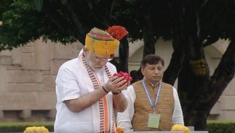 ರಾಜ್ ಘಾಟ್ ಗೆ ತೆರಳಿ ಪ್ರಧಾನಿ ಮೋದಿಯಿಂದ ಪುಷ್ಪನಮನ