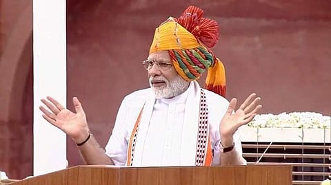 ಈ ವರ್ಷ 73ನೇ ಸ್ವಾತಂತ್ರ್ಯ ದಿನಾಚರಣೆ ಭಾಷಣಕ್ಕೆ ಹಳದಿ, ಕೆಂಪು ಮತ್ತು ಹಸಿರು ಮಿಶ್ರಿತ ಪೇಟ ಮತ್ತು ಬಿಳಿ ಬಣ್ಣದ ಕುರ್ತಾದಲ್ಲಿ ಮಿಂಚಿದ್ದಾರೆ.