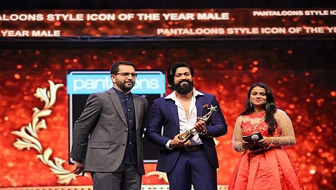 ಸ್ಯಾಂಡಲ್ ವುಡ್ ರಾಕಿಂಗ್ ಸ್ಟಾರ್ ಯಶ್ಗೆ  ಈ ಸಾಲಿನ ಸೈಮಾ ಅತ್ಯುತ್ತಮ ನಾಯಕ ನಟ ಪ್ರಶಸ್ತಿ ಲಭಿಸಿದೆ.  ಕತಾರ್‍ ನಲ್ಲಿ ನಡೆಯುತ್ತಿರುವ ಎಂಟನೇ ದಕ್ಷಿಣ ಭಾರತ ಅಂತರಾಷ್ಟ್ರೀಯ ಸೈಮಾ ಪ್ರಶಸ್ತಿ ಪ್ರಧಾನ ಸಮಾರಂಭದಲ್ಲಿ 'ಕೆಜಿಎಫ್‍ ಚಾಪ್ಟರ್ ೧' ಚಿತ್ರದ ಅಭಿನಯಕ್ಕಾಗಿ ರಾಕಿಭಾಯ್ ಅತ್ಯುತ್ತಮ ನಾಯಕ ನಟ ಪ್ರಶಸ್ತಿ ಗಳಿ