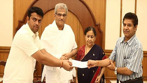 ಬೆಳ್ತಂಗಡಿ ಕ್ಷೇತ್ರದ ಶಾಸಕ ಹರೀಶ್ ಪೂಂಜಾ ಅವರಿಗೆ ಪರಿಹಾರ ಚೆಕ್ ನೀಡಿದ ಧರ್ಮಸ್ಥಳ ಧರ್ಮಾಧಿಕಾರಿ ವೀರೇಂದ್ರ ಹೆಗ್ಗಡೆ