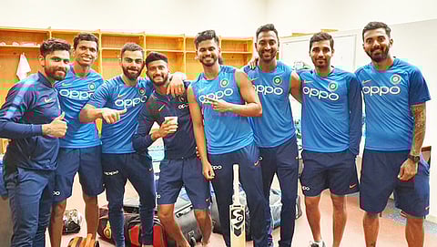 ತಂಡದೊಂದಿಗೆ ನಾಯಕ ಕೊಹ್ಲಿ ಪೋಸ್