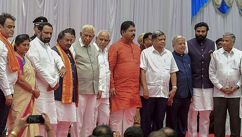 ನೂತನ ಸಚಿವರೊಂದಿಗೆ ರಾಜ್ಯಪಾಲರು ಹಾಗೂ ಸಿಎಂ