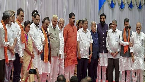 ಮುಖ್ಯಮಂತ್ರಿ ಯಡಿಯೂರಪ್ಪ ನೇತೃತ್ವದಲ್ಲಿ ಇಂದು 17 ಶಾಸಕರು ರಾಜಭವನದಲ್ಲಿ ಪ್ರಮಾಣ ವಚನ ಸ್ವೀಕರಿಸಿದ್ದಾರೆ.