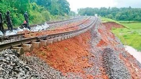 ಗೋವಾ-ಕರ್ನಾಟಕ ರೈಲು ಮಾರ್ಗದಲ್ಲಿ ಭೂಕುಸಿತ: ಗ್ರಾಮಸ್ಥರ ಸಮಯಪ್ರಜ್ಞೆಯಿಂದ ತಪ್ಪಿತು ಅನಾಹುತ!