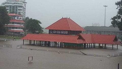 ಕೊಚ್ಚಿಯಲ್ಲಿನ ಅಲುವ ಶಿವ ದೇವಸ್ಥಾನ ನೀರಿಗೆ ಮುಳುಗಿರುವುದು
