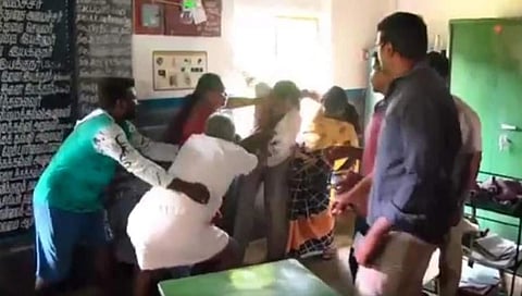 ಗ್ರಾಮಸ್ಥರು ಶಿಕ್ಷಕನಿಗೆ ಹೊಡೆಯುತ್ತಿರುವುದು