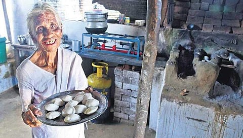 1 ರು ಗೆ ಇಡ್ಲಿ ಮಾರುವ ಅಜ್ಜಿ