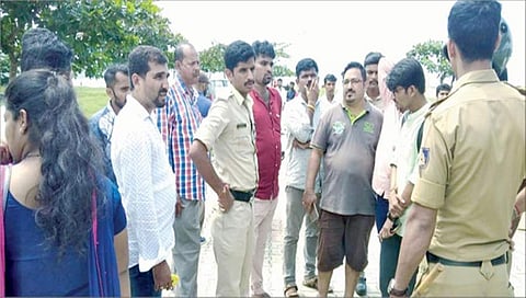 ಕಾರವಾರ ಪೋಲೀಸರಿಗೆ ದೂರು ಸಲ್ಲಿಸಲು ಆಗಮಿಸಿದ ಯುವಕ, ಯುವತಿಯರು