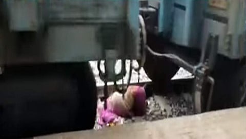 ರೈಲಿನಡಿ ಸಿಲುಕಿರುವ ಮಹಿಳೆ