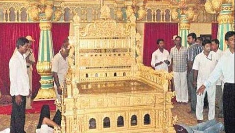 ಚಿನ್ನದ ಸಿಂಹಾಸನ