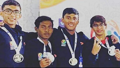 ತನ್ನ ತಂಡದೊಂದಿಗೆ ವೇದಾಂತ್(ಬಲಬದಿ)