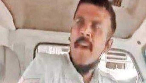 ಹಲ್ಲೆ ನಡೆಸಿದ ಪೊಲೀಸ್ ಪೇದೆ