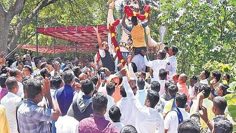 ಮೈಸೂರಿನ ಕಲಾಮಂದಿರ ಆವರಣದಲ್ಲಿ ಮಹಿಷ ಮೂರ್ತಿಯನ್ನು ಅಲಂಕರಿಸುತ್ತಿರುವ ಕಾರ್ಯಕ್ರಮ ಆಯೋಜಕರು