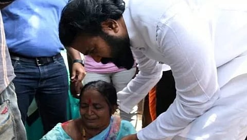 ಗಾಯಾಳುಗಳನ್ನು ಆಸ್ಪತ್ರೆಗೆ ದಾಖಲಿಸಿ ಮಾನವೀಯತೆ ಮೆರೆದ ಆರೋಗ್ಯ ಸಚಿವರು ಶ್ರೀರಾಮುಲು