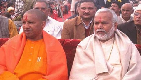 ಯೋಗಿ ಆದಿತ್ಯನಾಥ್ - ಸ್ವಾಮಿ ಚಿನ್ಮಯಾನಂದ್