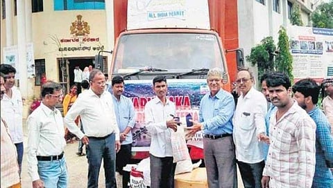 ಪ್ರವಾಹ ಸಂತ್ರಸ್ತರಿಗೆ ಪರಿಹಾರ ಸಾಮಗ್ರಿ ವಿತರಣೆ