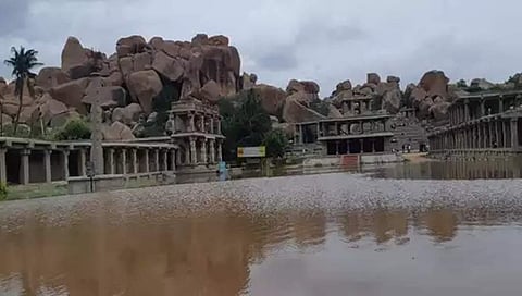ನೀರಿನಲ್ಲಿರುವ ಮುಳುಗಿರುವ ಹಂಪಿ ಸ್ಮಾರಕಗಳು