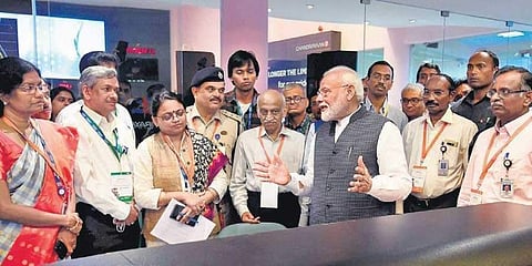 ಇಸ್ರೋ ಕಚೇರಿಯಲ್ಲಿ ಮೋದಿ