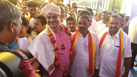 ಸಮ್ಮೇಳನಕ್ಕೆ ಅಧ್ಯಕ್ಷ ಕಲ್ಕುಳಿ ವಿಠಲ್ ಹೆಗ್ಡೆಯವರನ್ನು ಸ್ವಾಗತಿಸಿರುವುದು