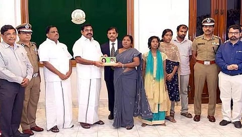 ಚೆಕ್ ಹಸ್ತಾಂತರಿಸಿದ ಸಿಎಂ