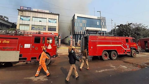 ಕಾರ್ಖಾನೆ ಮುಂದೆ ಅಗ್ನಿಶಾಮಕ ಸಿಬ್ಬಂದಿ