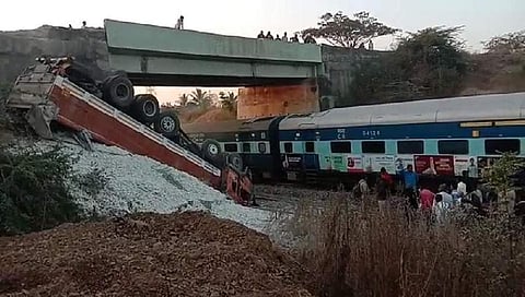 ಬೆಳಗಾವಿ: ಲಾರಿ ಪಲ್ಟಿ, ಚಾಲಕ, ಕ್ಲೀನರ್ ದುರ್ಮರಣ