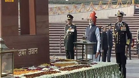 71ನೇ ಗಣರಾಜ್ಯೋತ್ಸವ: ರಾಷ್ಟ್ರೀಯ ಯುದ್ಧ ಸ್ಮಾರಕದಲ್ಲಿ ವೀರ ಯೋಧರಿಗೆ ನಮನ ಸಲ್ಲಿಸಿದ ಪ್ರಧಾನಿ ಮೋದಿ