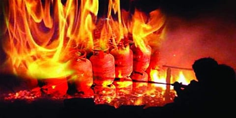 ಬಳ್ಳಾರಿ: ಅಡುಗೆ ಅನಿಲ ಸಿಲಿಂಡರ್ ಸ್ಪೋಟ; ತಾಯಿ-ಮಗಳು ಸಾವು