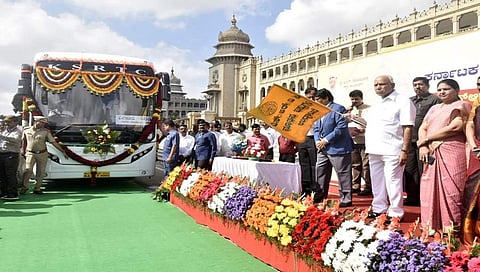 ವಿಧಾನಸೌಧದ ಮುಂಭಾಗ ಮಂಗಳವಾರ ಏರ್ಪಡಿಸಿದ್ದ ಕಾರ್ಯಕ್ರಮದಲ್ಲಿ ಕೆಎಸ್ಆರ್‌ಟಿಸಿಯ ವಿವಿಧ ಮಾದರಿಯ ನೂತನ ಬಸ್ಸುಗಳಿಗೆ ಮುಖ್ಯಮಂತ್ರಿ ಬಿ.ಎಸ್.ಯಡಿಯೂರಪ್ಪ ಬಾವುಟ ತೋರಿಸುವ ಮೂಲಕ ಚಾಲನೆ ನೀಡಿದರು.