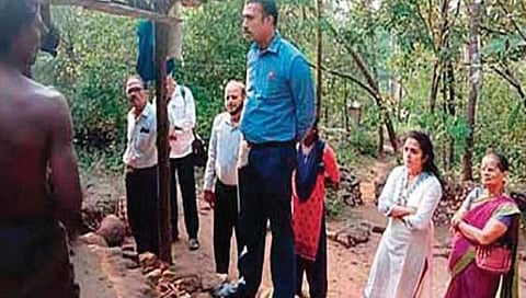 ಮನೆಗೆ ಭೇಟಿ ನೀಡಿದ್ದ ಅಧಿಕಾರಿಗಳ ತಂಡ