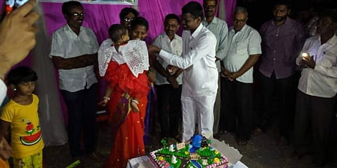ಸ್ಮಶಾನದಲ್ಲಿ ಮಕ್ಕಳ ಹುಟ್ಟುಹಬ್ಬ ಆಚರಿಸಿದ ತಂದೆ!  