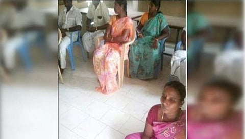 ಸಭೆಯಲ್ಲಿ ಪಂಚಾಯತ್ ಅಧ್ಯಕ್ಷೆ ಎಸ್ ರಾಜೇಶ್ವರಿ ನೆಲದಲ್ಲಿ ಕುಳಿತಿರುವುದು