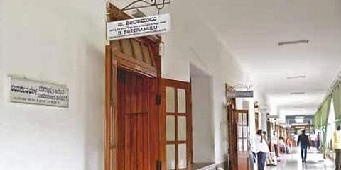 ಖಾತೆ ಬದಲಾದ ಹಿನ್ನೆಲೆಯಲ್ಲಿ ಕಚೇರಿಯ ಬೋರ್ಡ್ ಗಳನ್ನು ಬದಲಿಸುತ್ತಿರುವ ವಿಧಾನಸೌಧ ಸಿಬ್ಬಂದಿಗಳು