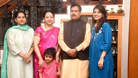 ಸುರೇಶ್ ಅಂಗಡಿ ತಮ್ಮ ಪತ್ನಿ ಮತ್ತು ಮಕ್ಕಳೊಂದಿಗೆ(ಸಂಗ್ರಹ ಚಿತ್ರ)