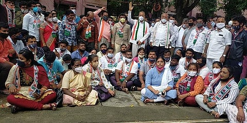 ಪೊಲೀಸ್ ಠಾಣೆ ಬಳಿ ಕಾಂಗ್ರೆಸ್ ಕಾರ್ಯಕರ್ತರ ಪ್ರತಿಭಟನೆ