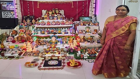 ತಮ್ಮ ಮನೆಯ ದಸರಾ ಬೊಂಬೆಗಳೊಂದಿಗೆ ರೇಖಾ ರಾಧಾಕೃಷ್ಣ