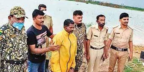 ರೈತನನ್ನು ರಕ್ಷಣೆ ಮಾಡಿದ ಮಾರ್ಷಲ್ ಗಳು ಹಾಗೂ ಪೊಲೀಸರು