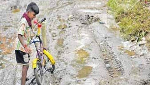 ಮಳೆಗೆ ಕೊಚ್ಚೆಯಾದ ರಸ್ತೆಯಲ್ಲಿ ಬಾಲಕನ ಸೈಕಲ್ ಸವಾರಿಯ ಸಾಹಸ