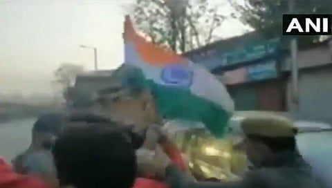 ಬಿಜೆಪಿ ಕಾರ್ಯಕರ್ತರನ್ನು ವಶಕ್ಕೆ ಪಡೆಯುತ್ತಿರುವ ಪೊಲೀಸರು