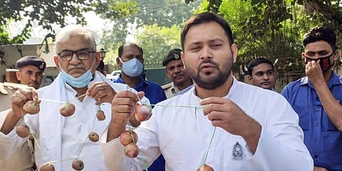ಈರುಳ್ಳಿ ಬೆಲೆ ಏರಿಕೆ ವಿರುದ್ಧ ಪ್ರತಿಭಟಿಸುತ್ತಿರುವ ತೇಜಶ್ವಿ ಯಾದವ್