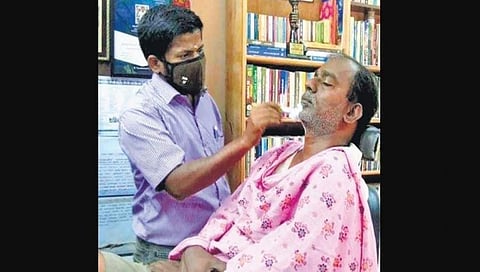 ಪಿ ಪೊನ್ ಮರಿಯಪ್ಪನ್ ತನ್ನ ಸಲೂನ್ ನಲ್ಲಿ