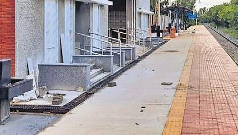 ವಿಮಾನ ನಿಲ್ದಾಣದಿಂದ 4.5 ಕಿಲೋ ಮೀಟರ್ ದೂರದಲ್ಲಿರುವ ಕೆಐಎ ತಂಗು ನಿಲ್ದಾಣ