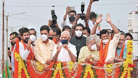 ಶಿರಾದಲ್ಲಿ ಬಿಜೆಪಿ ಅಭ್ಯರ್ಥಿ ರಾಜೇಶ್ ಗೌಡ ಪರ ರೋಡ್ ಶೋ ನಡೆಸಿದ ಬಿ ಎಸ್ ಯಡಿಯೂರಪ್ಪ