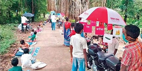 ಜಾರ್ಖಂಡ್: ಆನ್ ಲೈನ್ ಸೌಲಭ್ಯ ವಂಚಿತ ವಿದ್ಯಾರ್ಥಿಗಳ ಮನೆಗಳಿಗೆ ಭೇಟಿ ನೀಡಿ ಪಾಠ ಮಾಡಲಿರುವ ಶಿಕ್ಷಕರು!