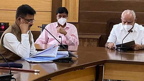 ಅಧಿಕಾರಿಗಳೊಂದಿಗೆ ಮಾತನಾಡುತ್ತಿರುವ ಸಿಎಂ ಯಡಿಯೂರಪ್ಪ