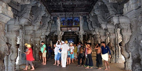 ಹಂಪಿಯ ವಿರೂಪಾಕ್ಷ ದೇವಾಲಾಯದಲ್ಲಿರುವ ಪ್ರವಾಸಿಗರು