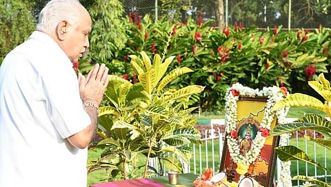 ಅಧಿಕೃತ ನಿವಾಸ ಕಾವೇರಿಯಲ್ಲಿ ತಾಯಿ ಭುವನೇಶ್ವರಿಯ ಭಾವಚಿತ್ರಕ್ಕೆ ಪುಷ್ಪ ನಮನ ಸಲ್ಲಿಸುತ್ತಿರುವ ಸಿಎಂ ಯಡಿಯೂರಪ್ಪ