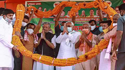 ನಿತೀಶ್ ಕುಮಾರ್ ಅವರಿಗೆ ಕಾರ್ಯಕರ್ತರಿಂದ ಸನ್ಮಾನ